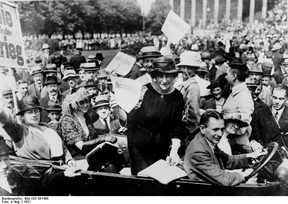 Elsa Einstein mit amerikanischen Pazifisten bei einer Friedensdemonstration im Berliner Lustgarten (1921)